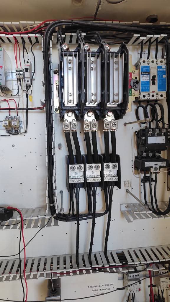 Panel eléctrico con breakers y conexiones de potencia