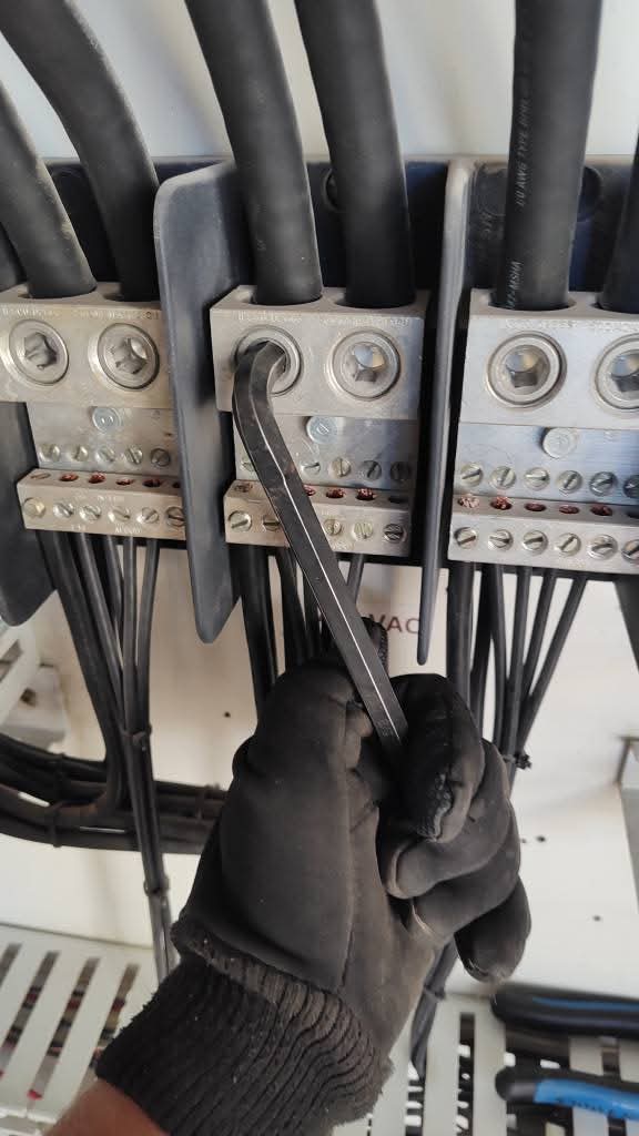 Apriete de barras de distribución eléctrica