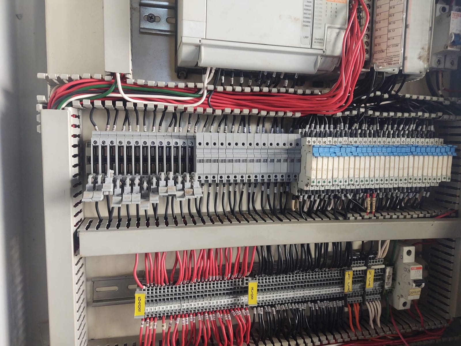 Panel de control PLC Allen-Bradley con cableado normado