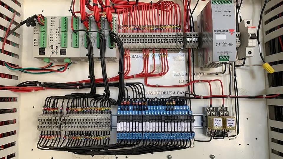 Panel de automatización con PLC Delta y relevadores