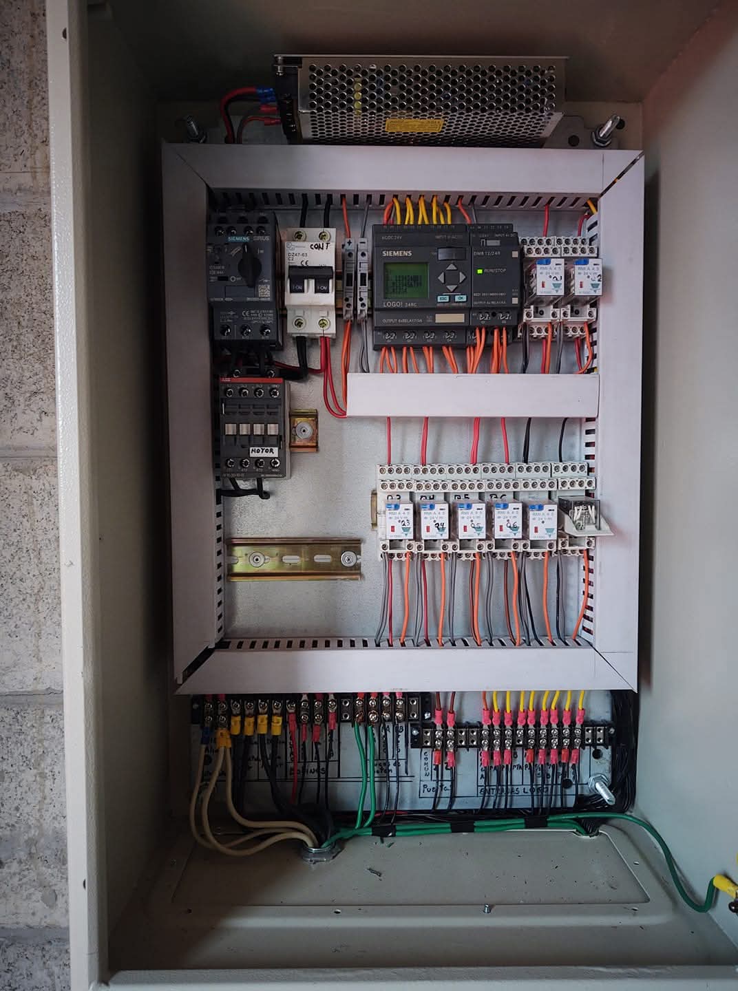 Tablero de control con PLC Siemens LOGO