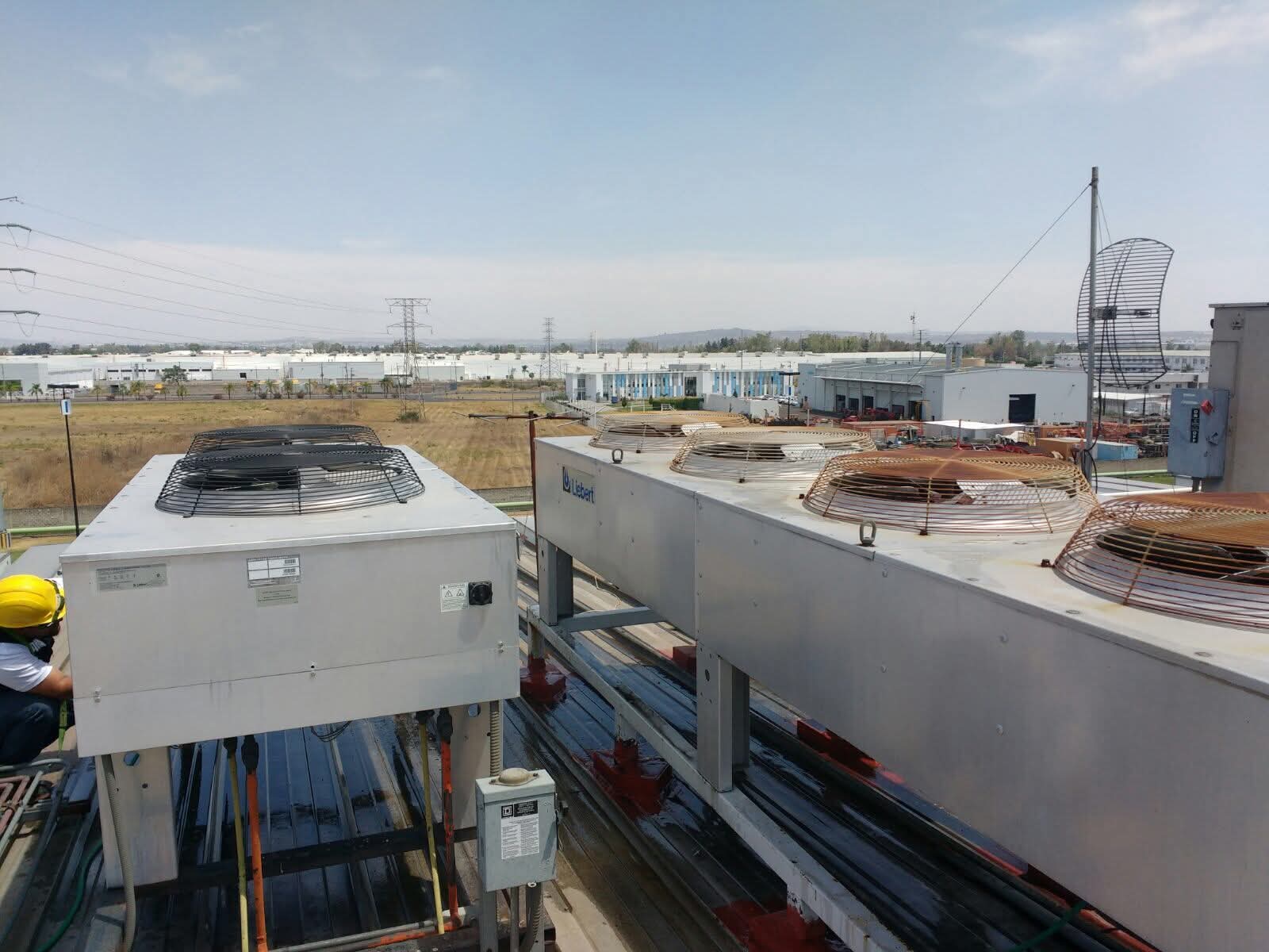 Condensadores HVAC Liebert en azotea industrial